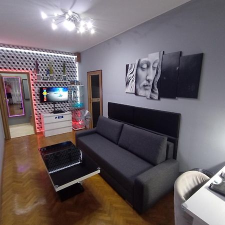 Apartament Venge -Cale Mieszkanie 46M2 Na Wylacznosc - Z Jedna Sypialnia I Jednym Sypialno-Salonem -3 Pietro Bez Windy- Rezerwacja Bez Karty Kredytowej-Klimatyzacja-Netflix-2 Lozeczka Dzieciece- Bezplatny Parking Publiczny 弗罗茨瓦夫 外观 照片